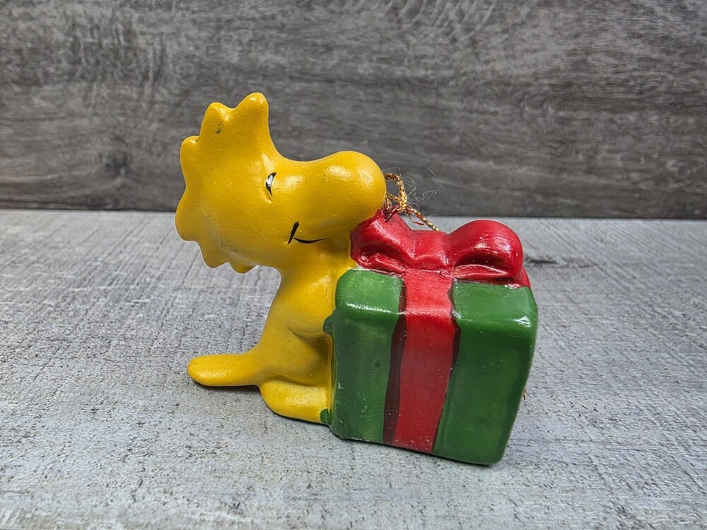 Vintage 1972 Woodstock With Gift Ceramic Christmas Ornament Peanuts g19b3